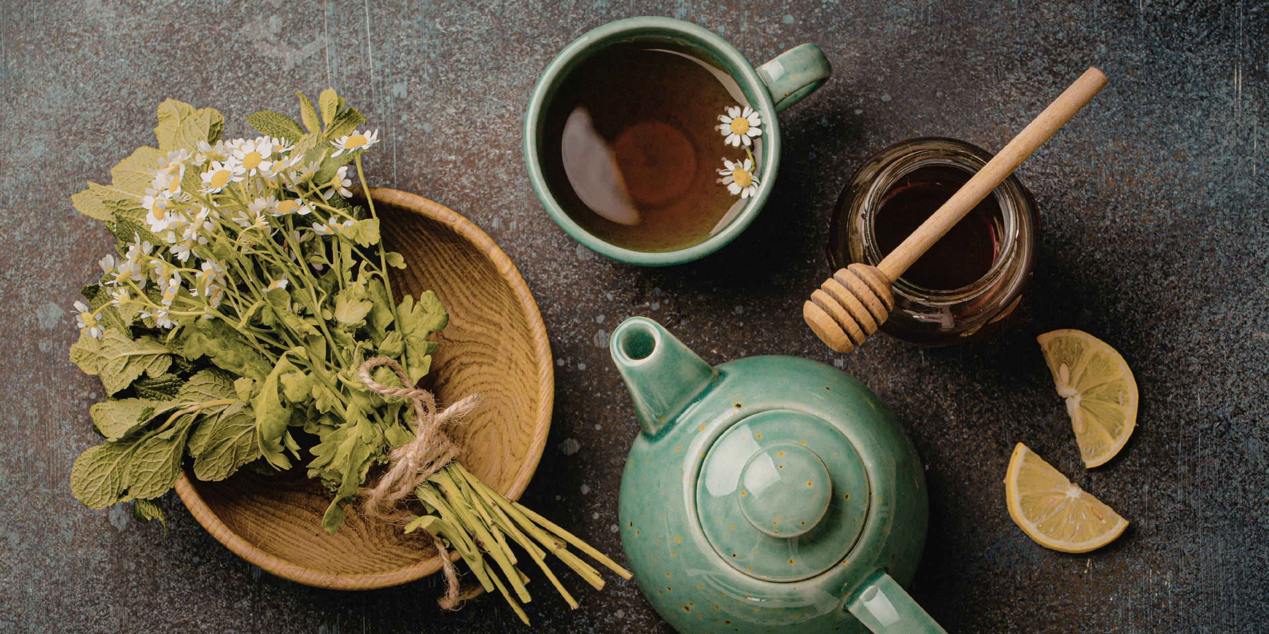 Naturalne składniki herbaty na wyciszenie - zioła, miód i cytryna